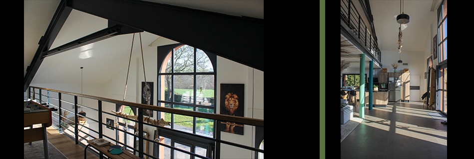 Mezzanine coin jeux sous charpente métallique noire, ouverte par une baie cintrée sur la double hauteur et le jardin