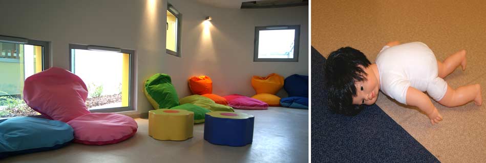 Espace de détente aux coussins et poufs colorés sous des fenêtres basses, adapté à l'échelle des tout-petits