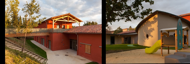 Volume enduit rouge avec terrasse et pergola bois au coucher du soleil, et patio jaune équipé d'une structure de jeu et d'un toboggan pour les enfants
